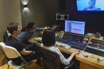 與馮小剛、管虎等導(dǎo)演數(shù)次合作,參與80余部電影后期制作,知名聲音指導(dǎo)王鋼用作品解析聲音創(chuàng)作