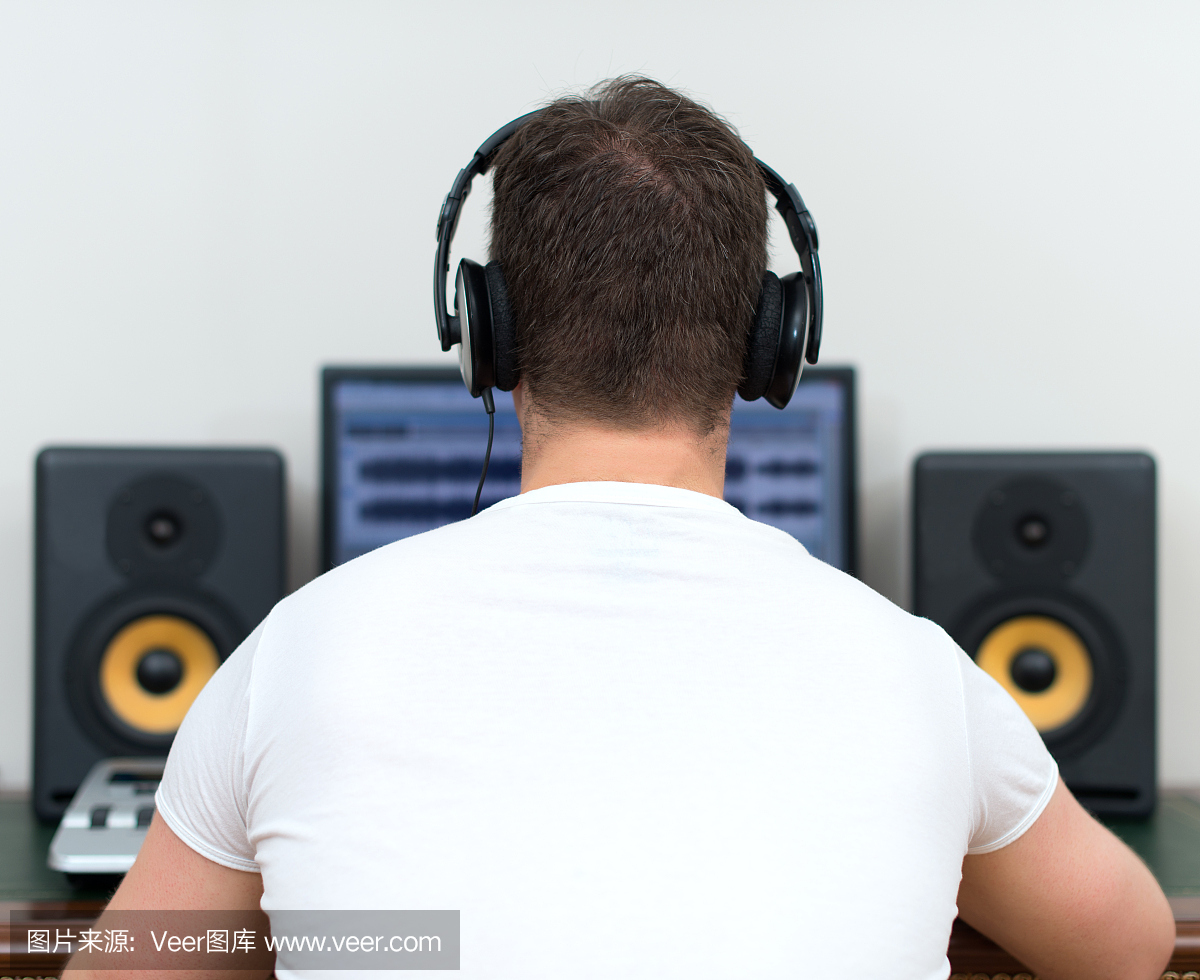錄音室男錄音師。后視圖。
